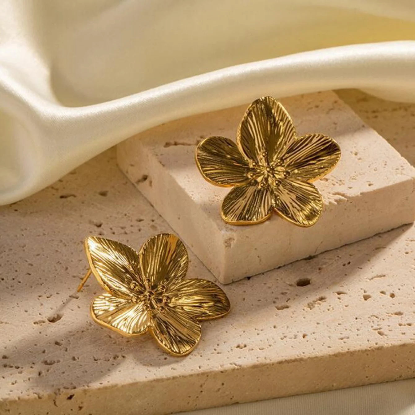 Vintage Flower Stud Earrings — 18K Gold Plated