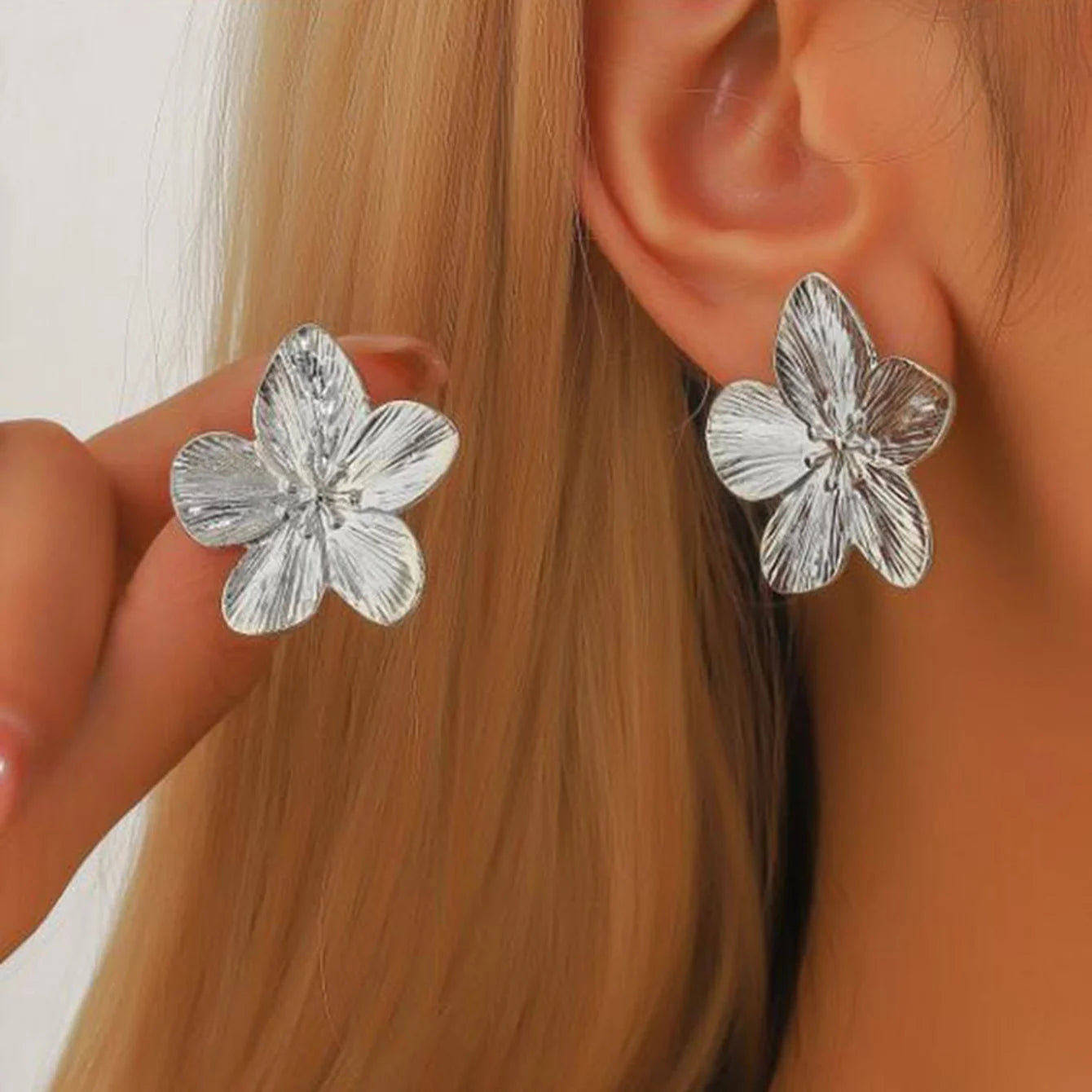 Vintage Flower Stud Earrings — 18K Gold Plated