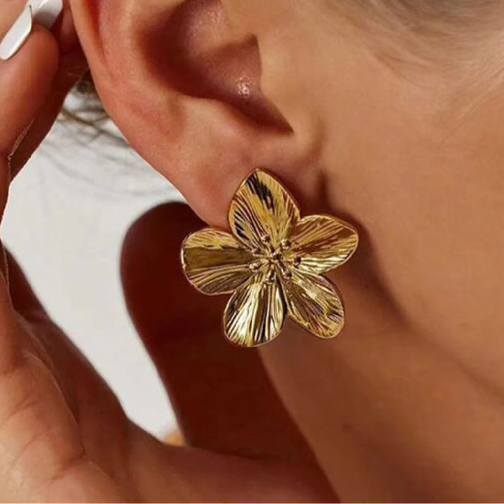 Vintage Flower Stud Earrings — 18K Gold Plated